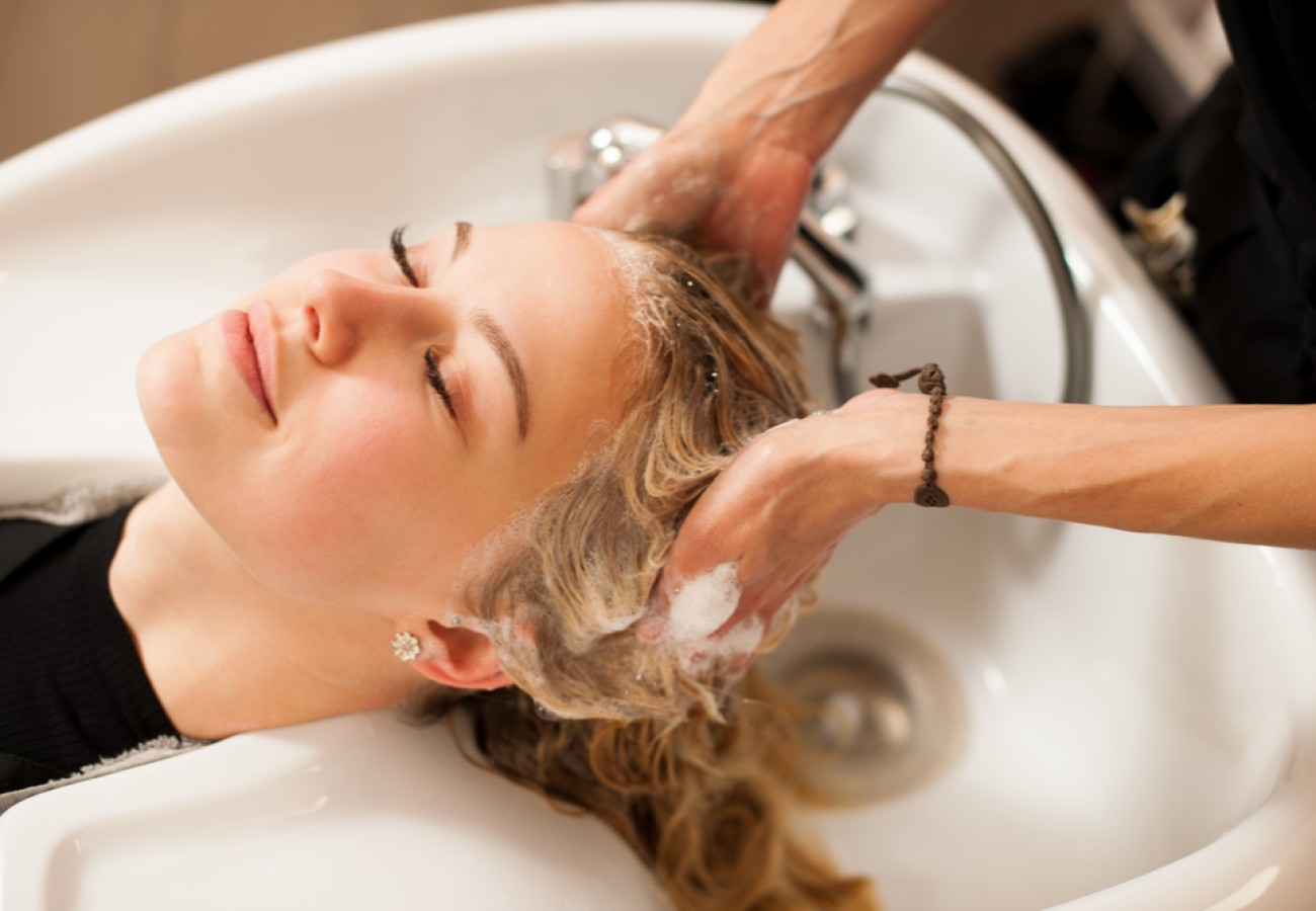 Κάνε το χρώμα των μαλλιών σου να διατηρηθεί περισσότερο με αυτά τα 4 tips