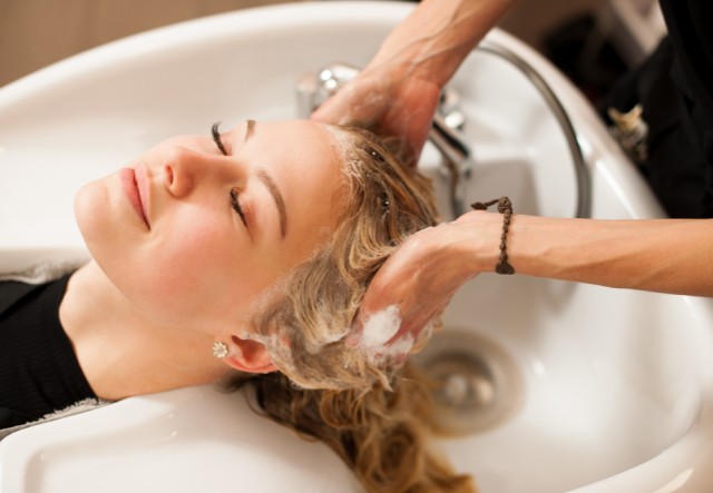 Κάνε το χρώμα των μαλλιών σου να διατηρηθεί περισσότερο με αυτά τα 4 tips